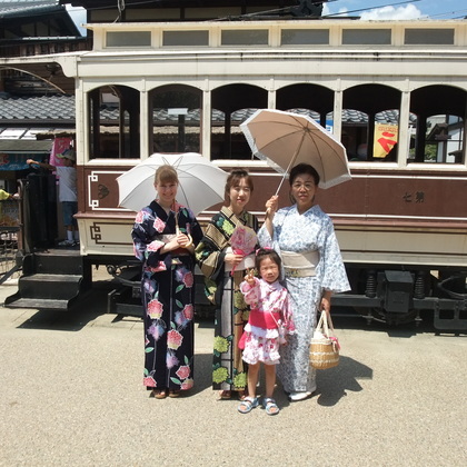 Fra højre: Jeg selv, min værtsmor, værtslillesøster, værtsfarmor. I sommerferien besøgte vi min værtsfarmor og -farfar i Osaka, og var en af dagene på tur i Kyoto Studio Park - et filmsæt, der er åbent for offentligheden som forlystelsespark. Både yukata (en form for sommer kimono) og parasol er pænt udlånt af min værtsfarmor - jeg skulle jo nødigt blive solskoldet!