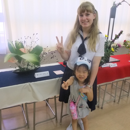 Min værtslillesøster og jeg selv. Alle skoler i Japan afholder årligt en skolefestival, hvor skolerne slår dørene op og samtlige klasser og klubber laver udstillinger, underholdning, opvisninger osv. Billedet her er fra min blomsterbindingsklubs udstilling - min egen klasse havde H. C. Andersen-tema.