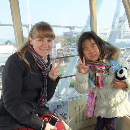 Jeg selv og min værtslillesøster. På vej op i et stort pariserhjul ved siden af et af Japan største akvarier. 