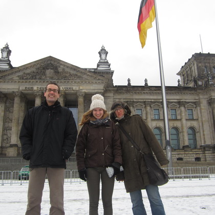 Sammen med mine dejlige værtsforældre foran Bundestag i Berlin. 